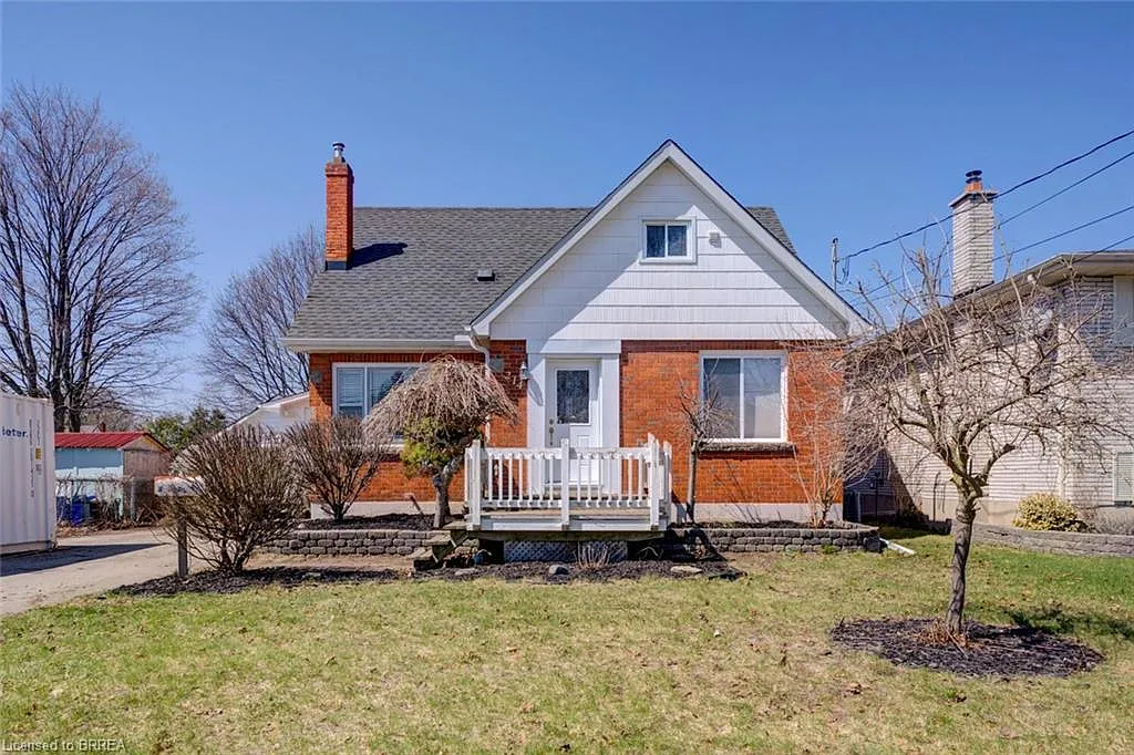 214 Grand St photo 1