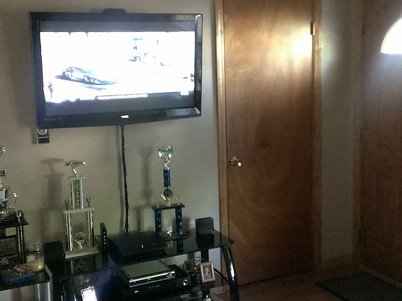 4th image of 1045 Oxford Ct