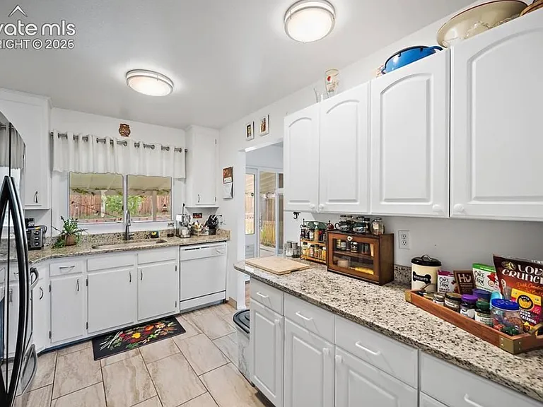 1334 Edith Ln — Photo 7