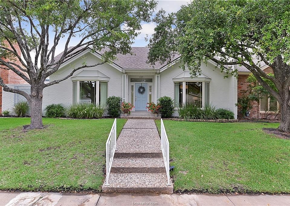 1st image of 1207 Brook Hollow Dr