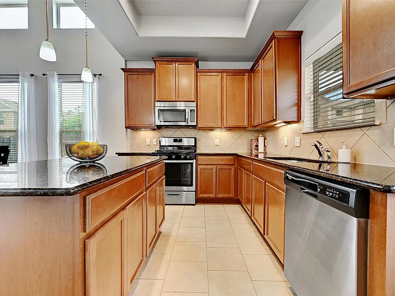 912 Sleepy Dell Ln — Photo 10