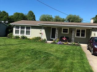 10 Sunset Dr, Conneaut, OH 44030