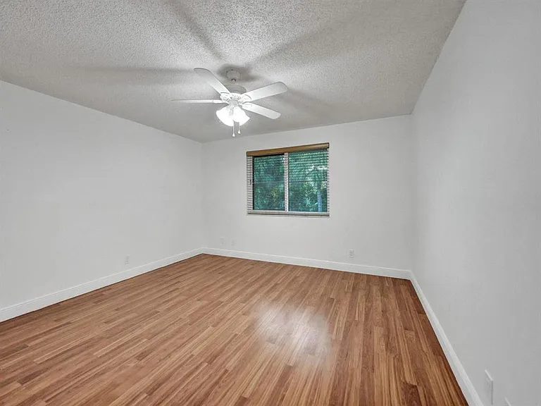 9845 Riverside Dr #8-28 — Photo 16