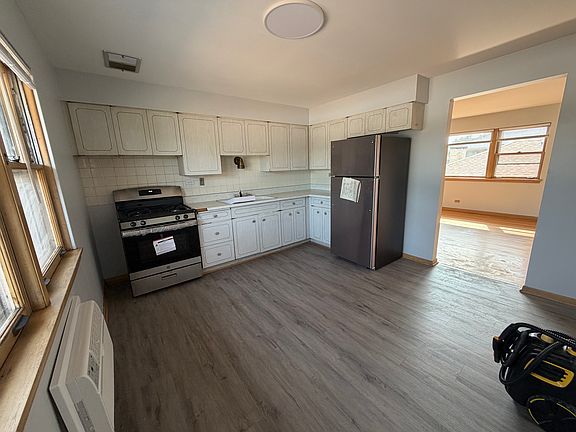 5th image of 7915 W Cermak Rd APT 6