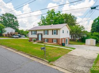 715 E 11th St, Newton, NC 28658