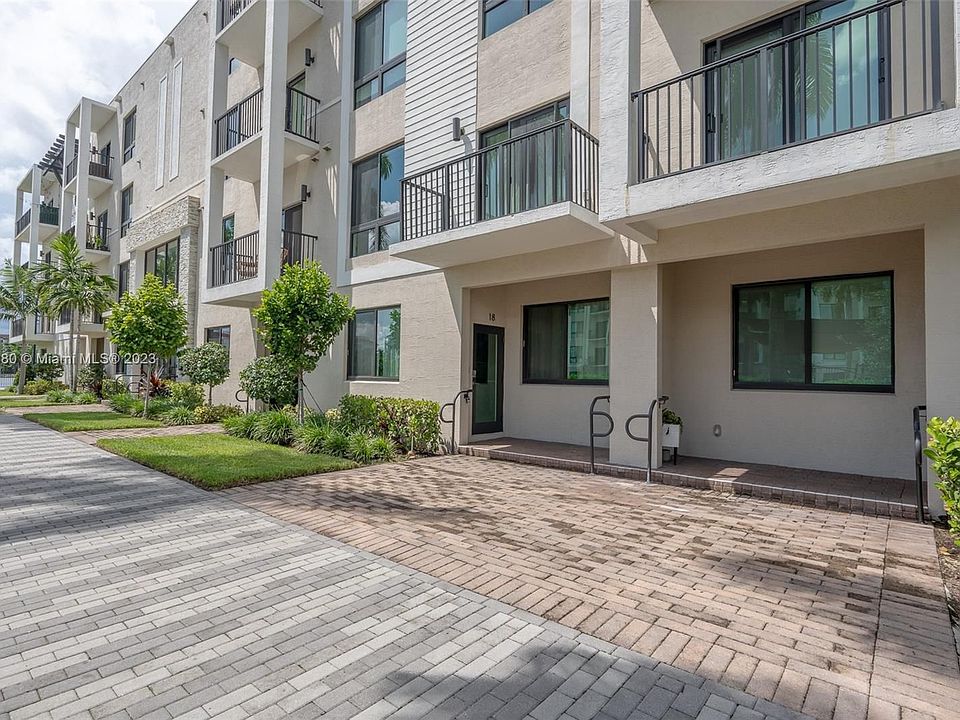1st image of 4640 SW 84th Ave #18
