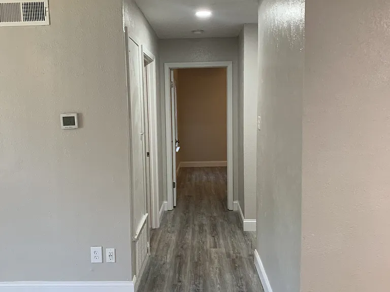 Oak Manor Apartments — Photo 26