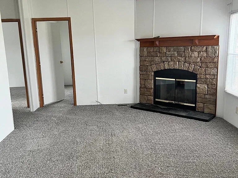 637 Colonial Dr — Photo 14