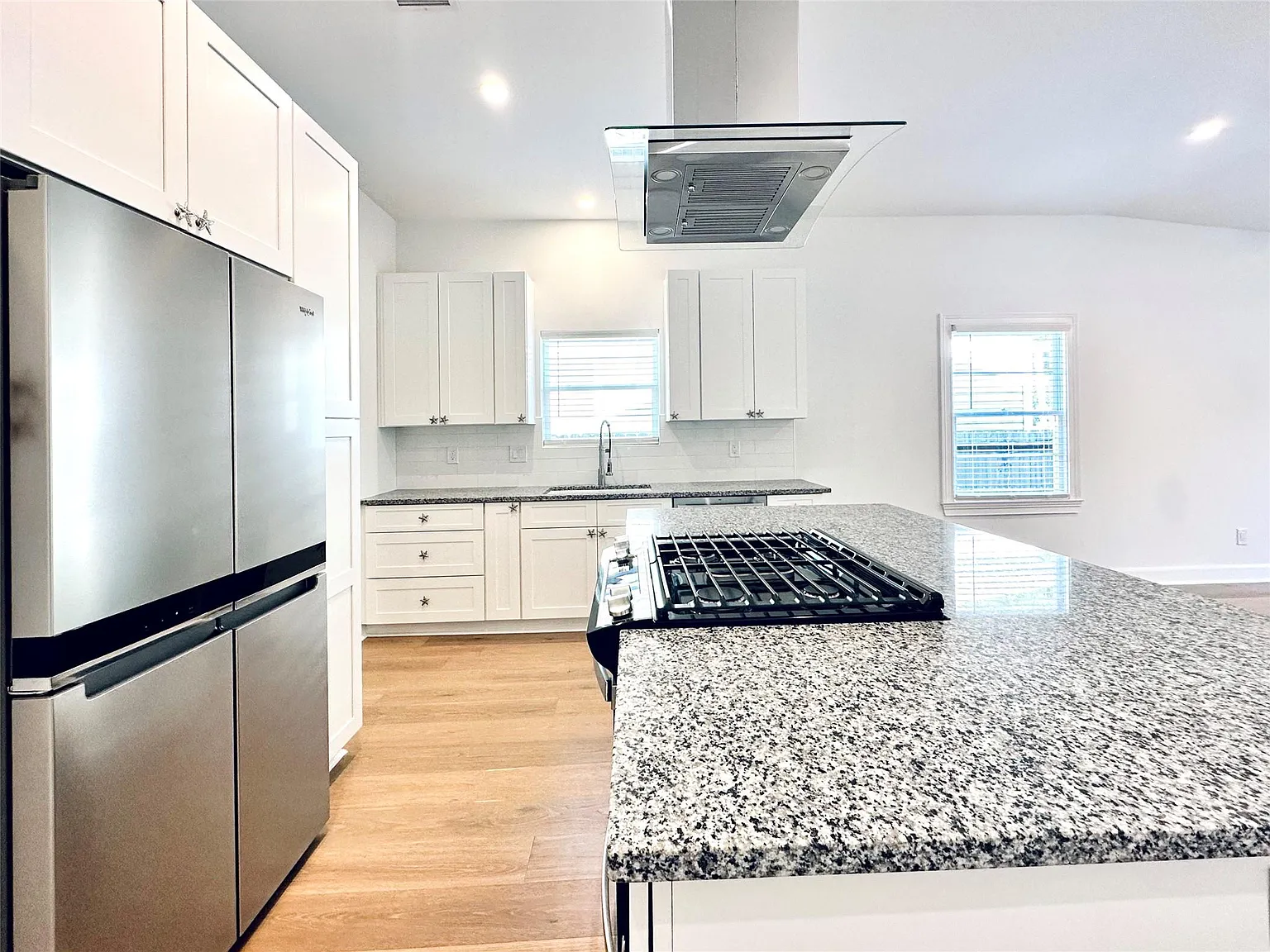 3 bed, 2.0 bath, 1371 sqft, $2,100 — Photo 4
