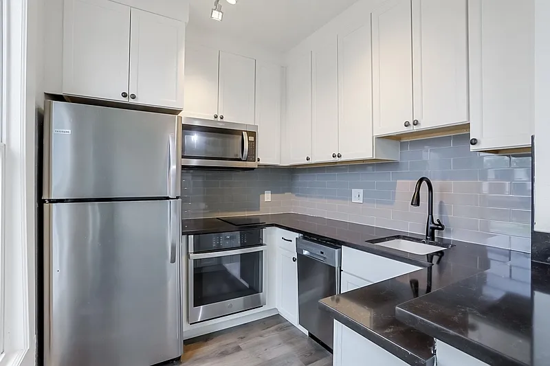 2 bed, 2.0 bath, 1100 sqft, $1,900 — Photo 2