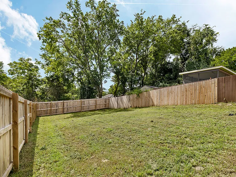 1835 Glade St — Photo 5