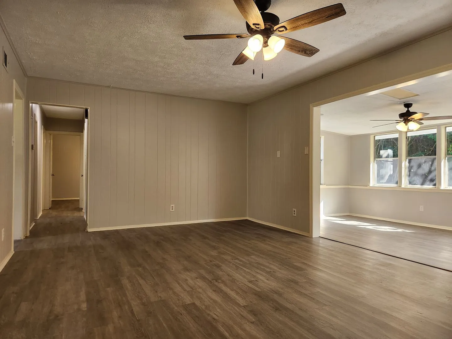 Charming 3 Bedroom 1 Bathroom home in Midtown! — Photo 4
