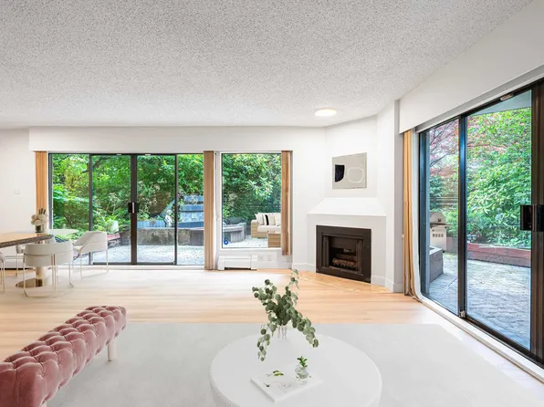 747 17th St #102, West Vancouver, BC V7V 3T4