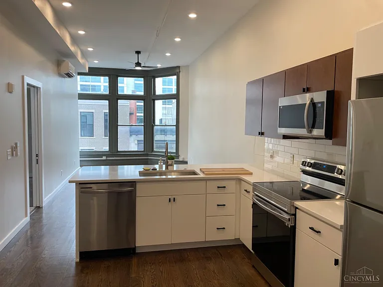 312 W 4th St #304 — Photo 4