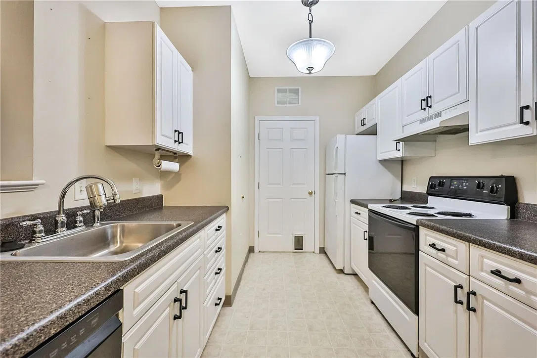 1 bed, 772 sqft, $1,900 — Photo 2