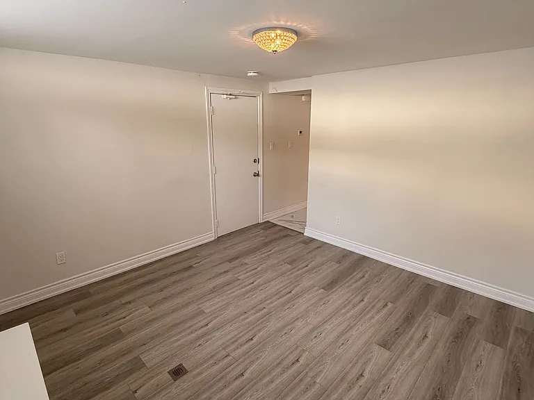 451 Leslie St — Photo 4