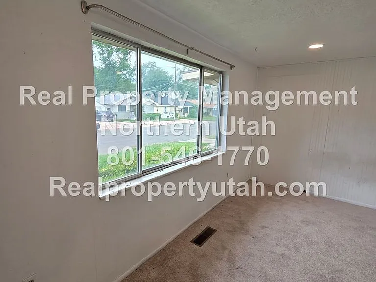 1487 Adams Ave — Photo 10