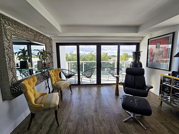 3rd image of 1401 N Riverside Drive #707