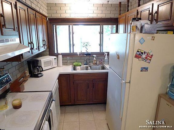 5th image of 830 Plaza Dr