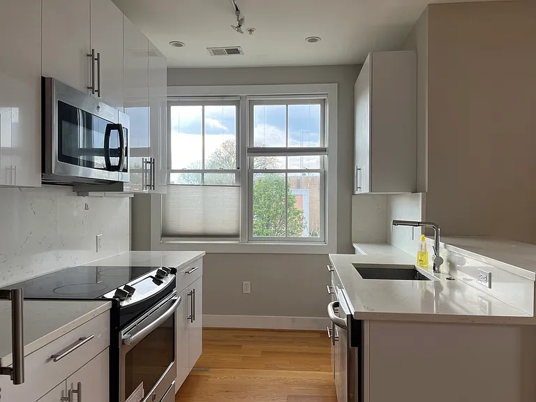 1209 G St SE #8 — Photo 14