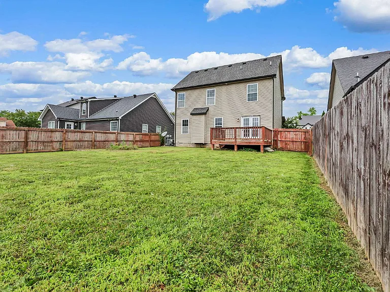 563 Falkland Cir — Photo 35