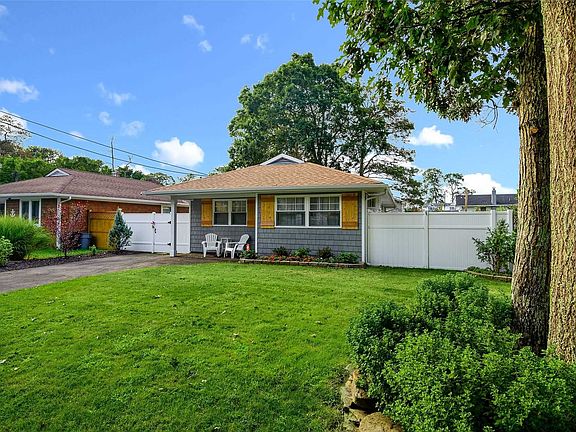 3rd image of 90 Manor Dr