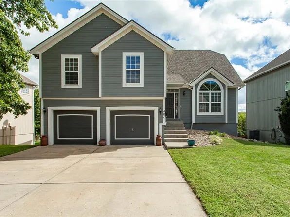 407 Killarney Ln, Smithville, MO 64089