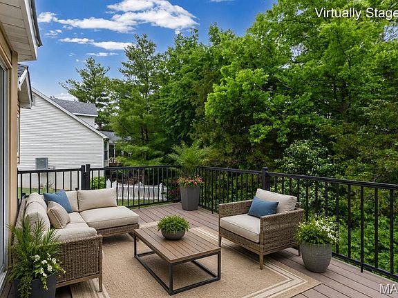 5th image of 360 Huntleigh Manor Dr