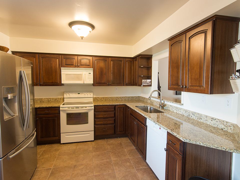 2nd image of 2702 Manoomin Pl