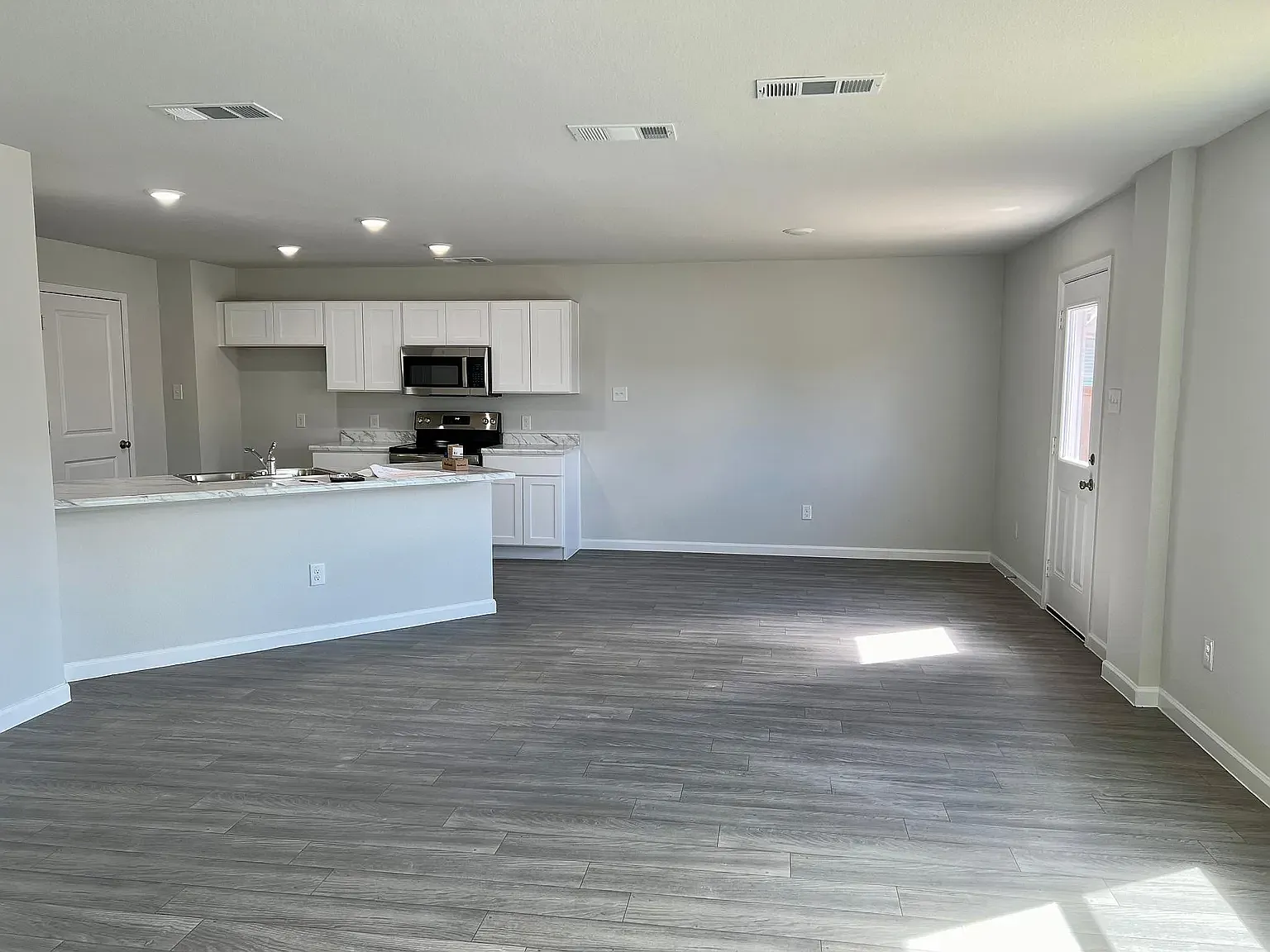 4 bed, 2.5 bath, 2002 sqft, $2,100 — Photo 4