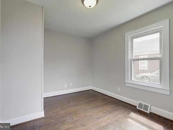 4th image of 207 Crabb Ave