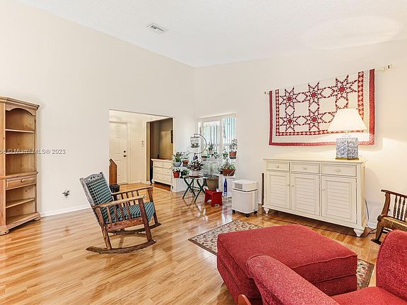 5th image of 10141 NW 32nd St