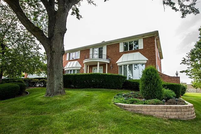 19W084 Avenue Chateaux N photo 1