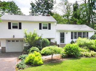 38 Stoneleigh Rd, Watertown, CT 06795