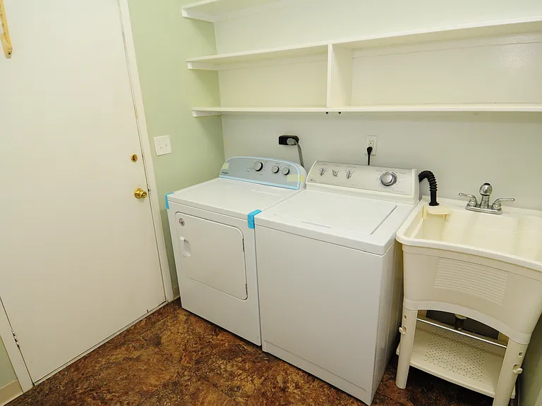 684 Peninsula Ct — Photo 12
