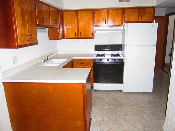 3rd image of 526 N Roberts Dr APT 1C