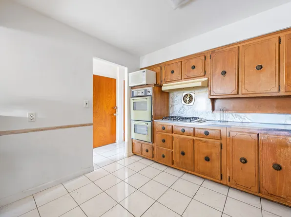 22-46 Steinway Street image 2 of 13