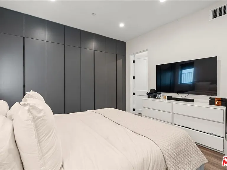 556 N Flores St #2B — Photo 13