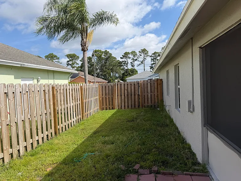 1874 SW Capehart Ave — Photo 5