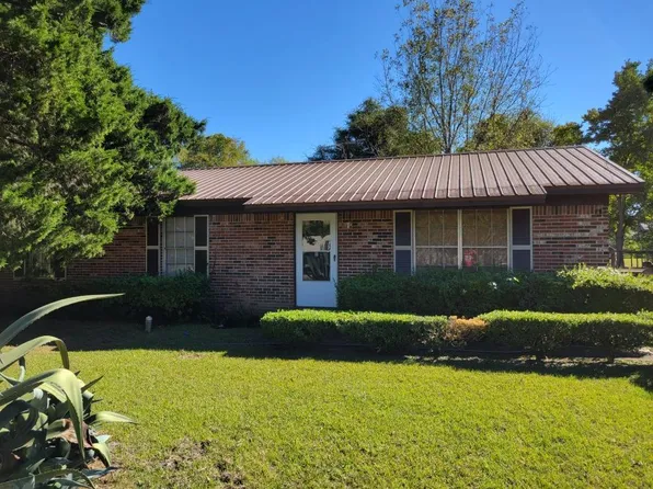 102 Elm St, Fort Gaines, GA 39851