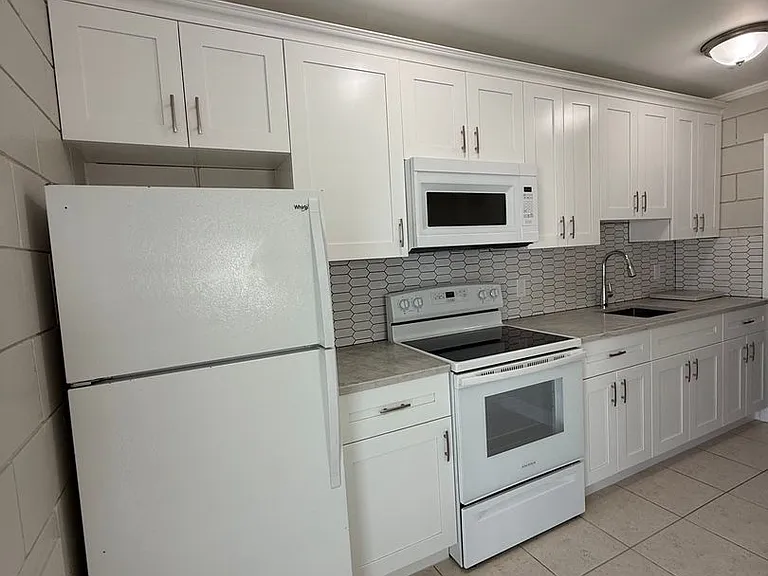1215 Hartman Apartments — Photo 12