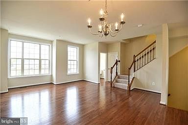 4th image of 313 Hersden Ln