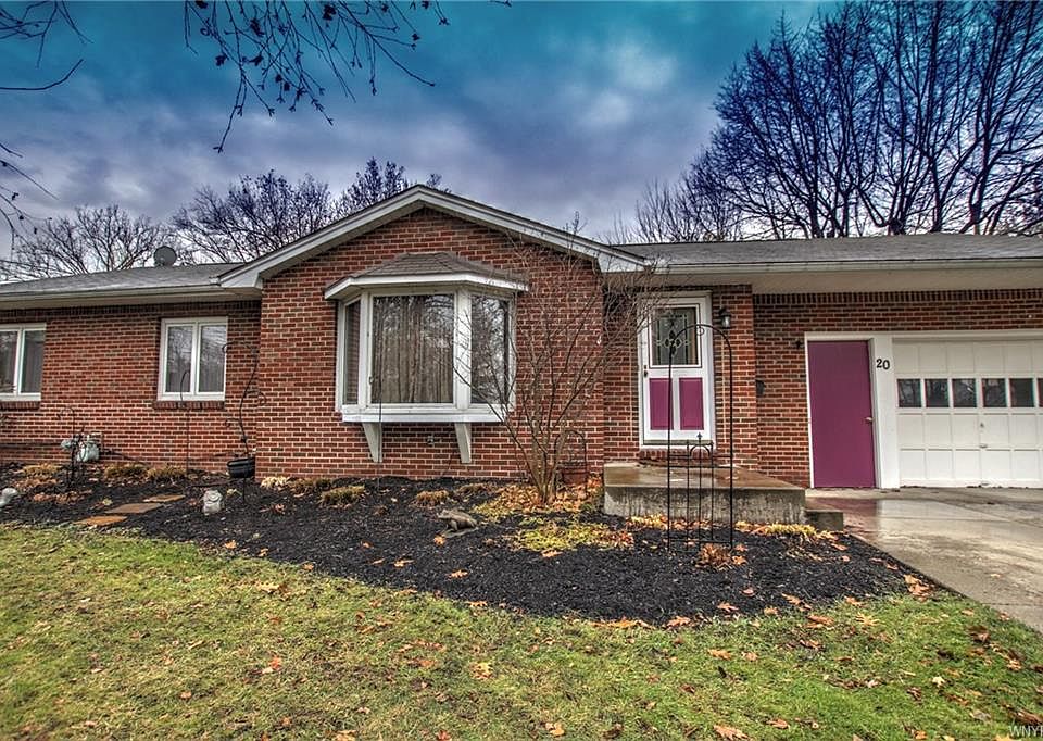 1st image of 20 Circle End Dr