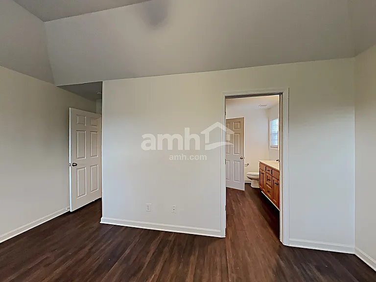 1105 Clay Ct — Photo 8