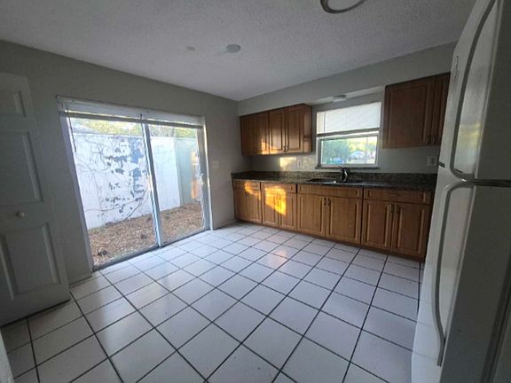 3rd image of 15117 Avalon Ave #A