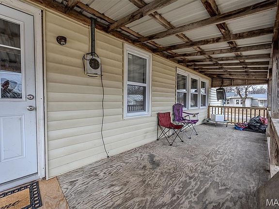 4th image of 588 Locust St