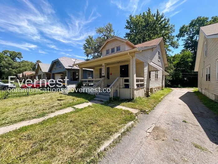 3 bed, 1.0 bath, 1224 sqft, $1,095 — Photo 2