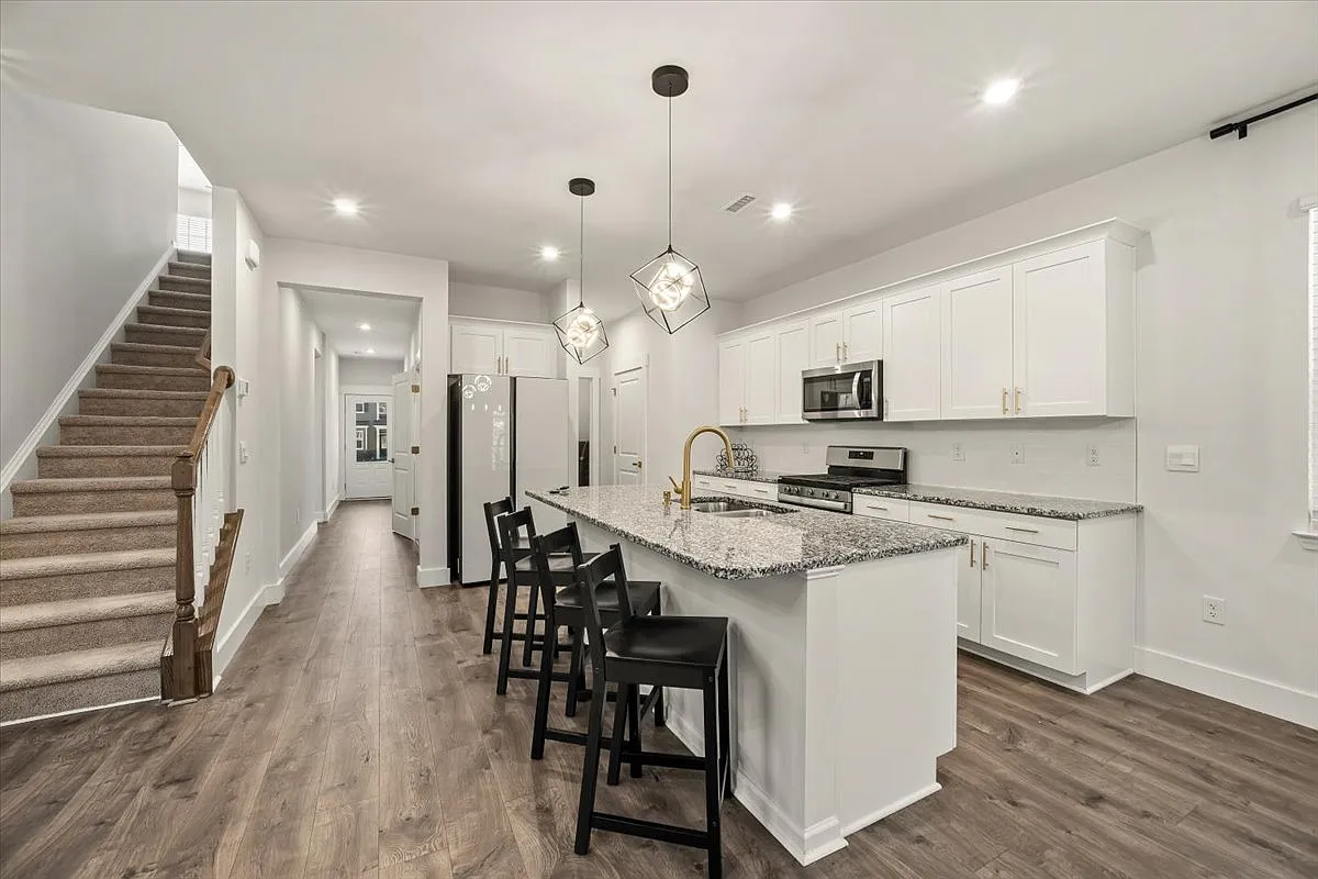 3 bed, 2.5 bath, 2234 sqft, $2,495 — Photo 4