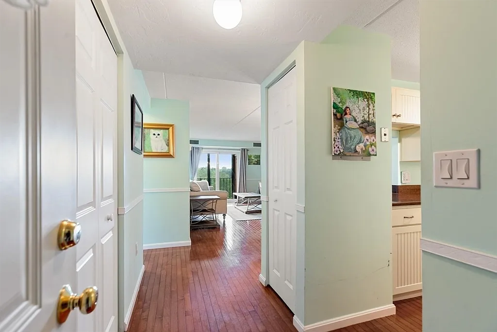 2 bed, 1.5 bath, 900 sqft, $3,200 — Photo 2