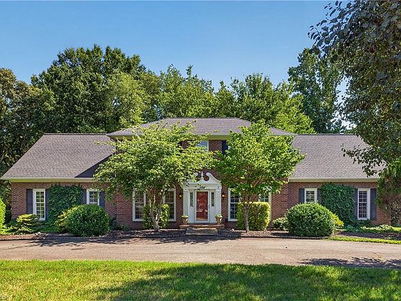 3rd image of 1018 Riverbend Dr